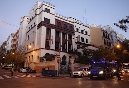 El conservatorio de música Adolfo Salazar, cerrado por las protestas en la sede del PSOE en Madrid.