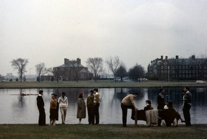 Varios modelos posan a la orilla del río Charles en el campus de la Universidad de Harvard, para una sesión de fotos de la revista 'Esquire' en 1961.