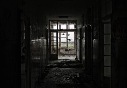 El interior del Hospital de La Marina se encuentra bastante deteriorado debido al saqueo, que han dejado al centro casi sin elementos metálicos, y a los grafiteros y vándalos que han hecho el resto. Aún así, el Hospital sigue manteniendo la esencia de lo que fue algún día.