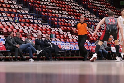 Partido de baloncesto entre el Real Madrid y el Olimpia Milano jugado en la ciudad italiana a puerta cerrada. Imagen tomada el 4 de marzo.