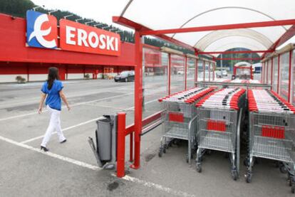 Vista del aparcamiento del supermercado Eroski de Mondragón ( San Sebastián)