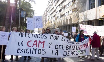 Protesta de afectados de la CAM en Alicante.