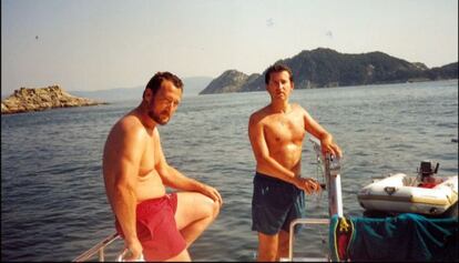 El presidente de la Xunta Nuñez Feijóo y el contrabandista Marcial Dorado, durante una excursión en Ibiza, en 1995.