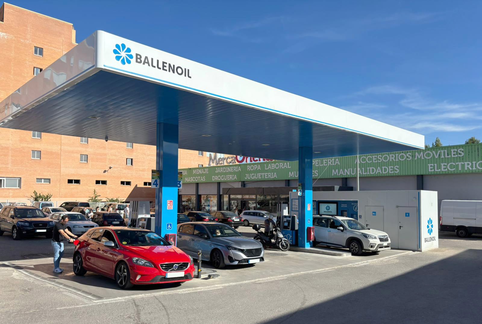 Vehículos repostando en una estación de servicio de Ballenoil.