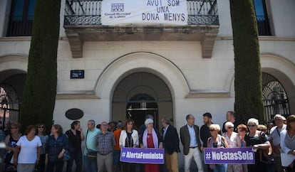 L'Ajuntament de Badalona ha convocat un minut de silenci.