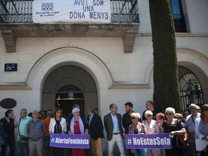 L'Ajuntament de Badalona ha convocat un minut de silenci.