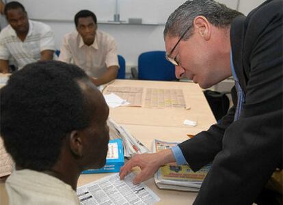 Alberto Ruiz-Gallardón, durante su visita a una oficina de ayuda a los inmigrantes.