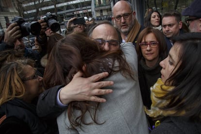 Jordi Turull s'acomiada de la seva dona abans de tornar a entrar al Tribunal Suprem després del recés.