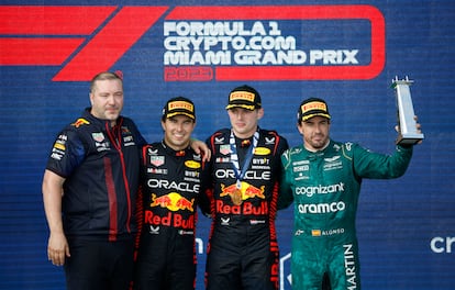 Max Verstappen de Red Bull en primer lugar, Sergio Pérez de Red Bull en segundo lugar y Fernando Alonso de Aston Martin en tercer lugar celebran en el podio después de la carrera del GP de Miami