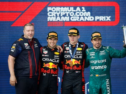 Max Verstappen de Red Bull en primer lugar, Sergio Pérez de Red Bull en segundo lugar y Fernando Alonso de Aston Martin en tercer lugar celebran en el podio después de la carrera del GP de Miami