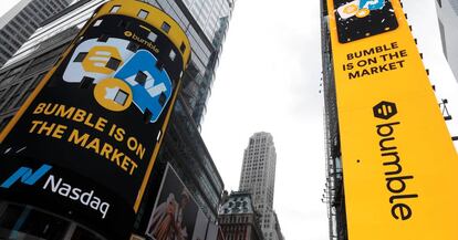 Publicidad en Times Square anunciando la salida a bolsa de Bumble, la aplicación que se anunció como el Tinder para mujeres.