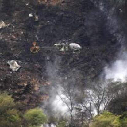 Un helicóptero planea sobre el lugar del accidente