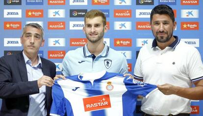 El consejero delegado del RCD Espanyol, Ramon Robert; el delantero brasileño Leo Baptistao; y el director deportivo, Ángel Gómez, durante la presentación del nuevo fichaje del equipo.