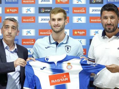 El consejero delegado del RCD Espanyol, Ramon Robert; el delantero brasile&ntilde;o Leo Baptistao; y el director deportivo, &Aacute;ngel G&oacute;mez, durante la presentaci&oacute;n del nuevo fichaje del equipo.