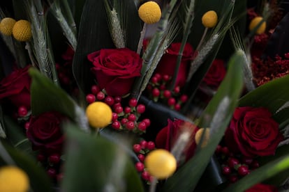 Detalle de rosas en una parada del paseo de Gracia durante el día de Sant Jordi en Barcelona.