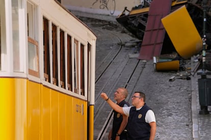 Agentes de policía inspeccionan el lugar del descarrilamiento del tranvía turístico, este jueves en Lisboa.