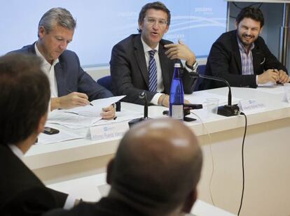 De izquierda a derecha, Rueda, Feijóo y Miranda, ayer en la sede del PP gallego.