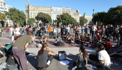 Reunión en la plaza de Catalunya de Barcelona para presentar las actividades del aniversario del 15-M y empezar a ocupar la plaza. El 15 de mayo, los indignados decidirán si se quedan. Hasta ese día, hay un pacto tácito con el Ayuntamiento.