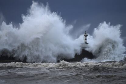 El puerto de San Esteban de Pravia durante el temporal de olas en Asturias.