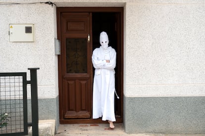 Un penitente sale de su casa. Una vez cruzada la puerta deberá guardar silencio hasta su regreso.