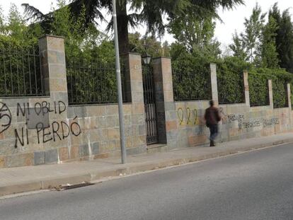 “PSC = 155. Ni olvido ni perdón”, dice una de las pintadas en la valla de la casa del secretario de Organización del PSC, Salvador Illa, en La Roca del Vallès (Barcelona), ayer.