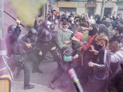 Carga de los Mossos d'Esquadra en el desahucio de tres jóvenes del conocido como Bloque Llavors, en Barcelona.