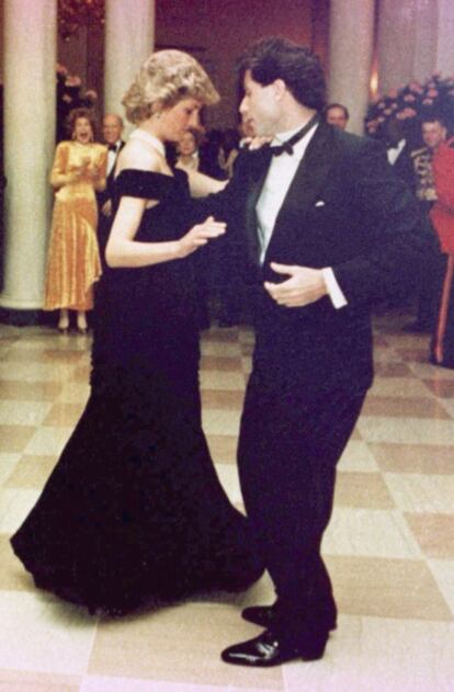 La princesa Diana de Gales baila con el actor norteamericano John Travolta, durante una cena en la Casa Blanca (Washington) en 1995.