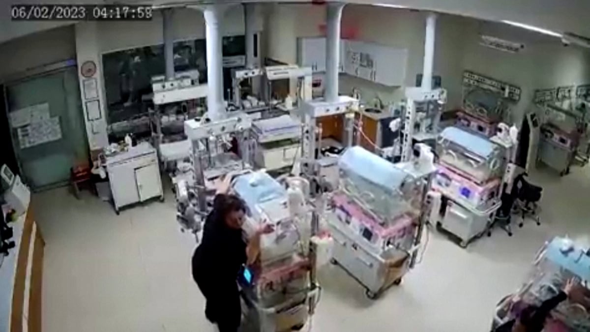 El momento del terremoto en la unidad nenonatal del hospital