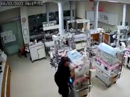 Vídeo | Así protegieron las enfermeras de un hospital de Turquía a los recién nacidos durante el terremoto