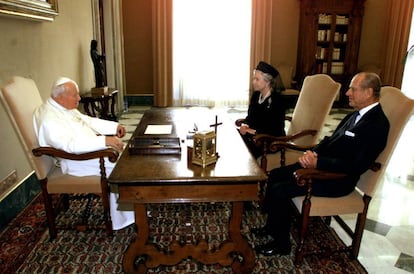 A rainha da Inglaterra Elizabeth II e seu marido Philip de Edimburgo e o papa João Paulo II, durante um encontro no Vaticano, em 17 de outubro de 2000.