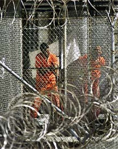 Presos talibanes, vestidos de naranja, recluidos en la base estadounidense de Guantánamo
