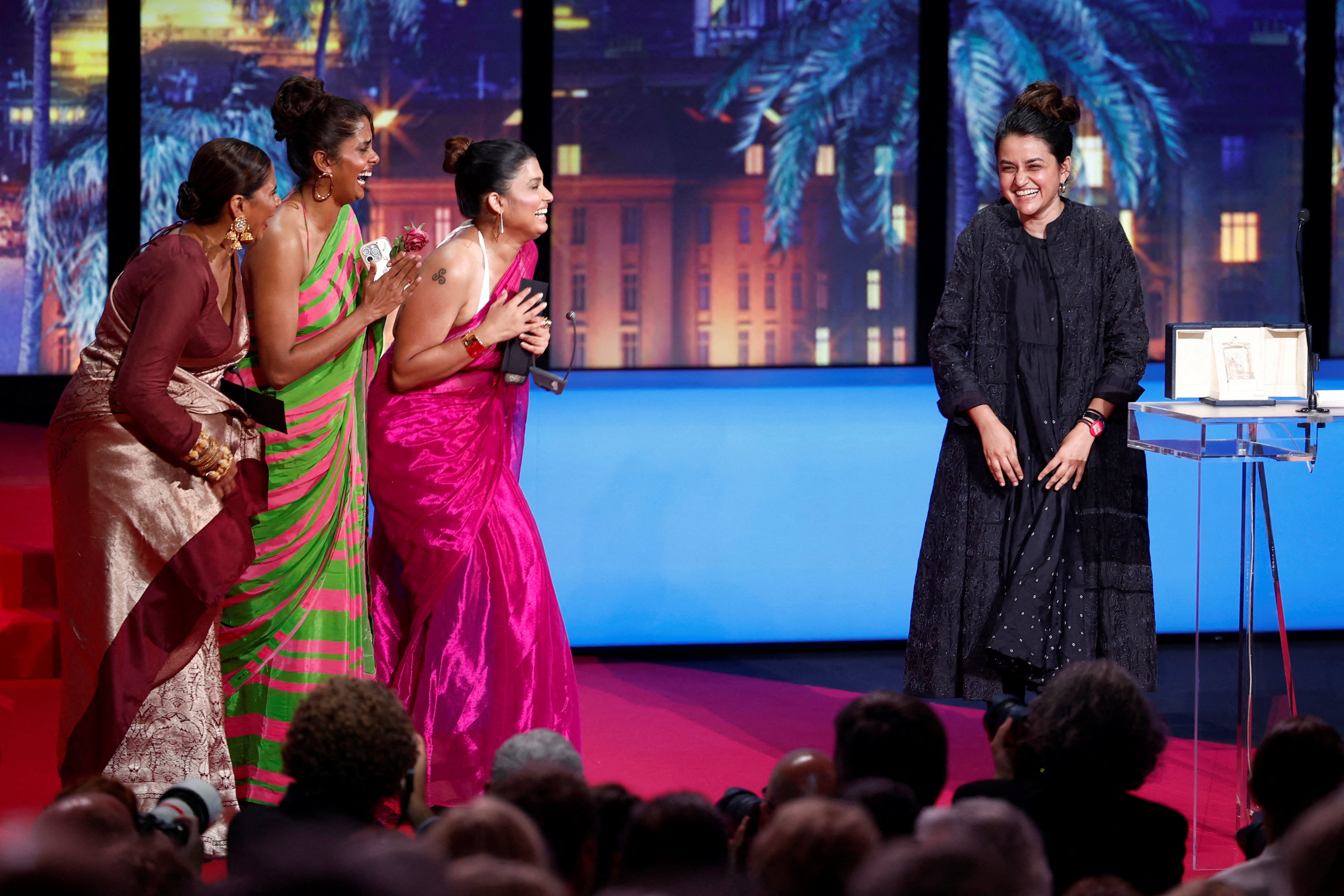 Payal Kapadia, a la derecha, recogiendo en mayo el Gran premio del jurado en Cannes, junto a sus tres actrices principales.