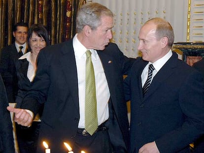 George W. Bush (izquierda) y Vladímir Putin, en la cumbre de la OTAN de abril pasado en Bucarest.