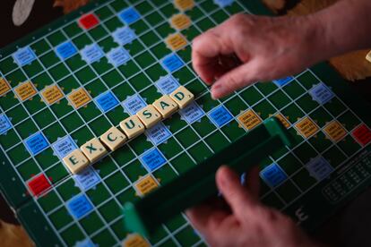 Aglaia Constantine juega Scrabble en su casa.