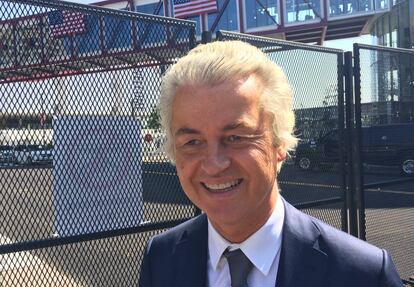 Wilders a las afueras del pabellón que acoge la convención.