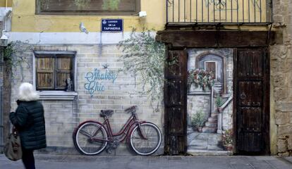 Autor: Murales Valencia. Calle Tapineria. Desde los extremos más comerciales o conservadores de ese cajón de sastre que a menudo se convierte el arte urbano, aparecen creaciones plásticas como en este caso creadas para servir de escaparate gráfico a una tienda en el centro histórico de la ciudad dedicada a complementos y objetos de carácter vintage.

