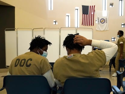 Reos en la cárcel del condado de Cook en Illinois esperan para emitir su voto, el 18 de febrero 2023.