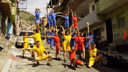 Niños de la escuela Unión Latina hacen una 'perfomance', en la Comuna 3, en Medellín, en agosto 2019.