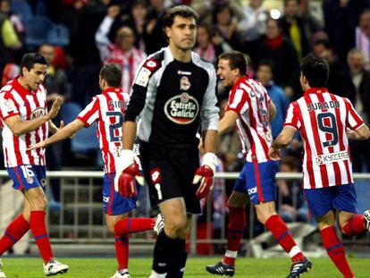 Simão, Camacho y Jurado acuden a felicitar a Juanito por su gol, con Aranzubia en primer término.