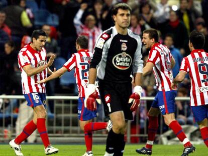 Simão, Camacho y Jurado acuden a felicitar a Juanito por su gol, con Aranzubia en primer término.