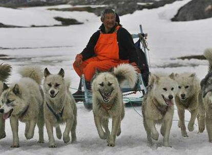 Un tiro de perros arrastra un trineo en una zona cerca de Ilulissat, uno de los destinos turísticos de Groenlandia.