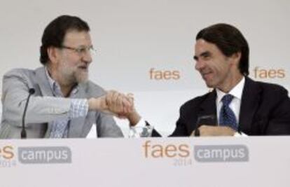 GRA130. GUADARRAMA (MADRID), 06/07/2014.- El presidente del Gobierno, Mariano Rajoy (i), durante la clausura hoy el Campus FAES 2014 junto al presidente de esta fundaci&oacute;n, Jos&eacute; Mar&iacute;a Aznar (d). EFE/Sergio Barrenechea