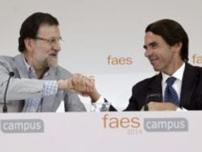 GRA130. GUADARRAMA (MADRID), 06/07/2014.- El presidente del Gobierno, Mariano Rajoy (i), durante la clausura hoy el Campus FAES 2014 junto al presidente de esta fundaci&oacute;n, Jos&eacute; Mar&iacute;a Aznar (d). EFE/Sergio Barrenechea