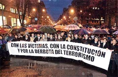 Decenas de miles de personas se han manifestado bajo la lluvia en Bilbao.  En la cabeza de la marcha han estado el <i>lehendakari</i>, Juan Jos Ibarretxe, y el resto de responsables polticos de la comunidad autnoma.