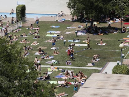 Ba&ntilde;istas en la piscina de Pe&ntilde;uelas durante el d&iacute;a sin ba&ntilde;adores.