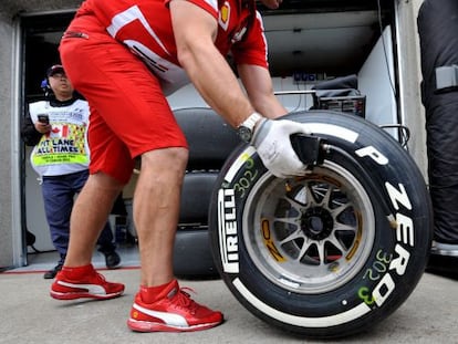 Un mecánico de Ferrar, en el circuito de Montreal.