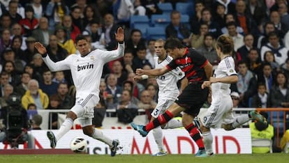 Varane intenta detener un lanzamiento de Mario Bermejo en el Madrid-Celta del pasado sábado.