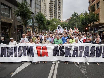 Pancarta de cabeza de la manifestaci&oacute;n en Bilbao a favor de la amnist&iacute;a de los presos de ETA.