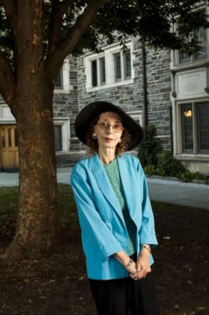 Joyce Carol Oates posa en los jardines de la Universidad de Princeton.