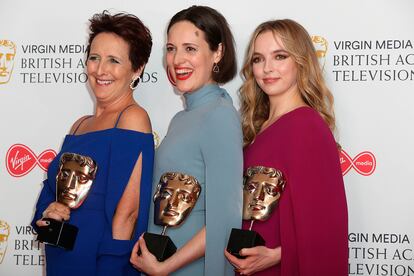 En 2018 creó ‘Killing Eve’. En la imagen, entre Fiona Shaw y Jodie Comer, con sus premios en los Bafta de 2019.